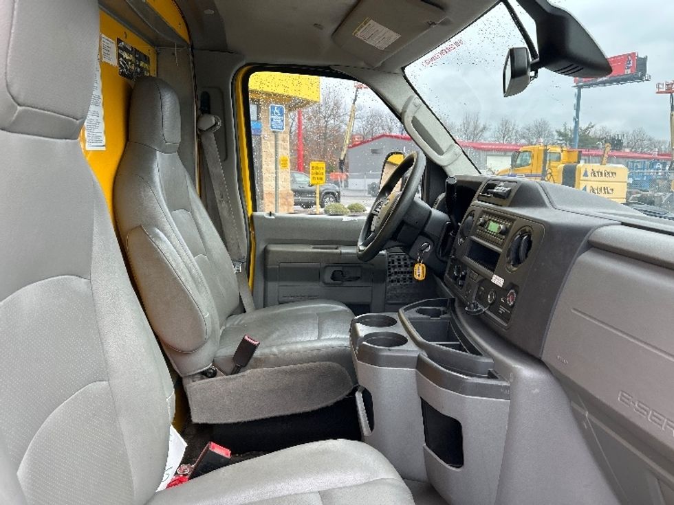 Light Duty Box Truck-Light and Medium Duty Trucks-Ford-2022-E350-Chicopee-MA-87,740\n\t\tmiles-$ 27,750 - Image 22