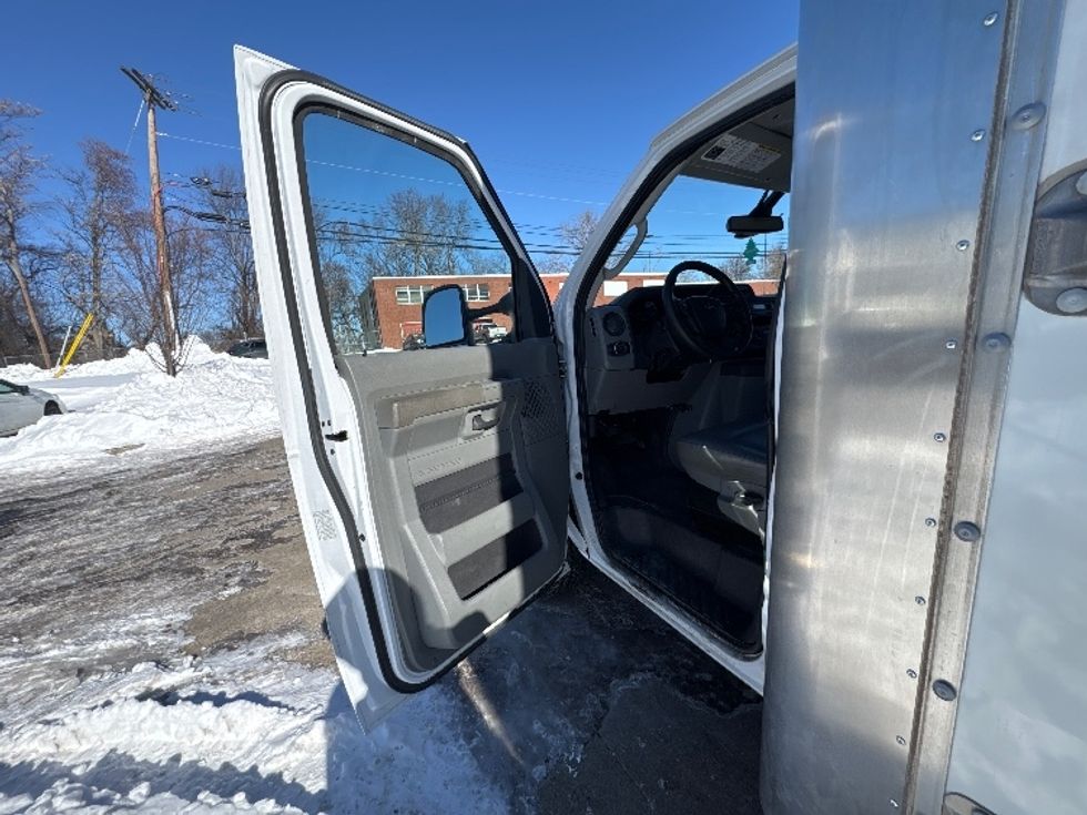Light Duty Box Truck-Light and Medium Duty Trucks-Ford-2022-E350-Chicopee-MA-94,097\n\t\tmiles-$ 29,750 - Image 15