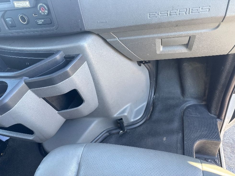 Light Duty Box Truck-Light and Medium Duty Trucks-Ford-2022-E350-Chicopee-MA-94,097\n\t\tmiles-$ 29,750 - Image 21