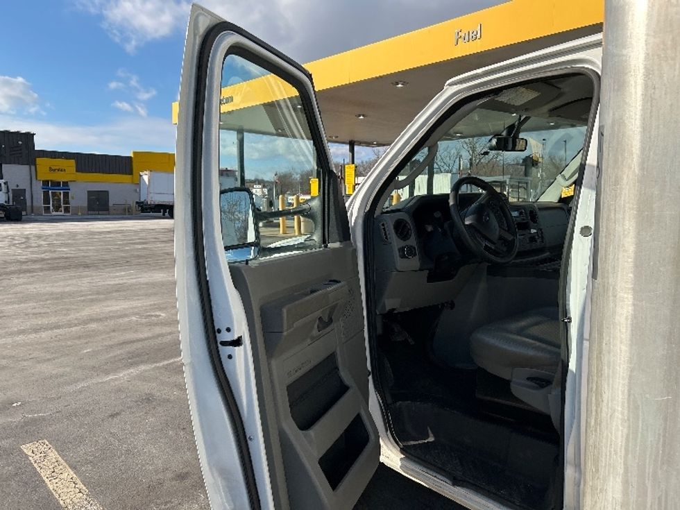 Light Duty Box Truck-Light and Medium Duty Trucks-Ford-2022-E350-Chicopee-MA-95,001\n\t\tmiles-$ 29,750 - Image 14