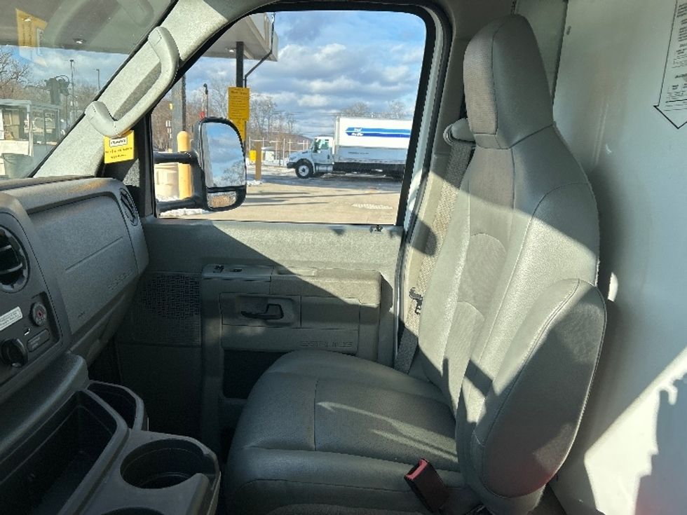 Light Duty Box Truck-Light and Medium Duty Trucks-Ford-2022-E350-Chicopee-MA-95,001\n\t\tmiles-$ 29,750 - Image 17