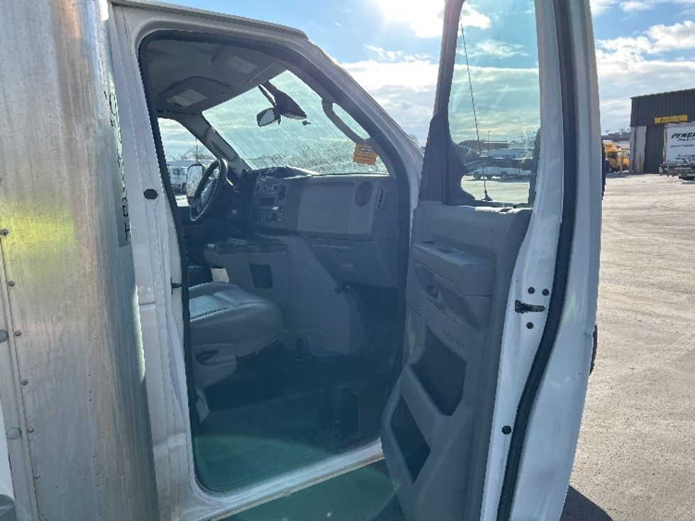 Light Duty Box Truck-Light and Medium Duty Trucks-Ford-2022-E350-Chicopee-MA-95,001\n\t\tmiles-$ 29,750 - Image 18
