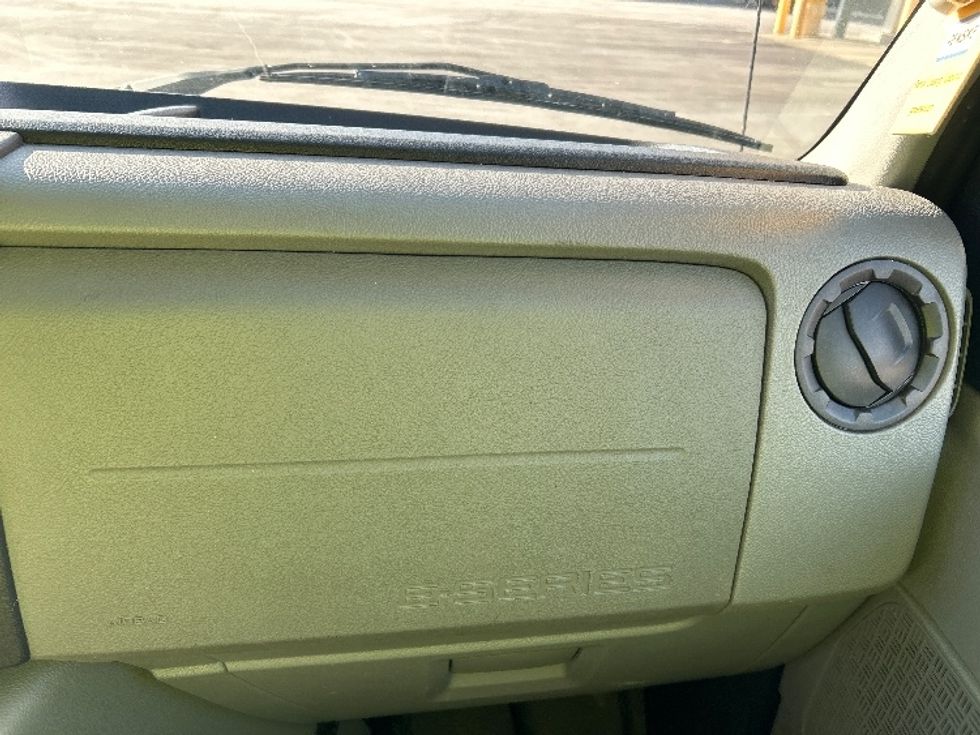 Light Duty Box Truck-Light and Medium Duty Trucks-Ford-2022-E350-Chicopee-MA-95,001\n\t\tmiles-$ 29,750 - Image 19