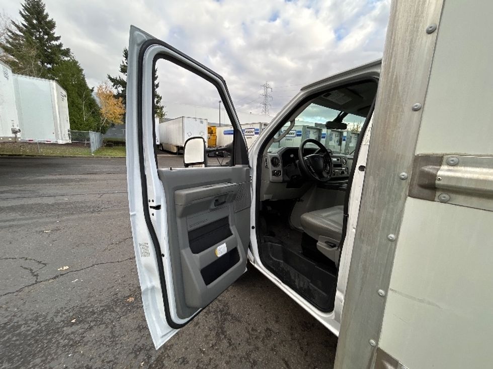 Light Duty Box Truck-Light and Medium Duty Trucks-Ford-2022-E350-Clackamas-OR-69,136\n\t\tmiles-$ 36,500 - Image 13