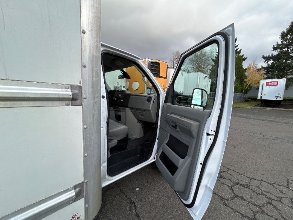 Light Duty Box Truck-Light and Medium Duty Trucks-Ford-2022-E350-Clackamas-OR-69,136\n\t\tmiles-$ 36,500 - Image 17