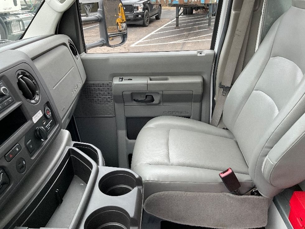 Light Duty Box Truck-Light and Medium Duty Trucks-Ford-2022-E350-Cleveland-TN-53,793\n\t\tmiles-$ 43,750 - Image 16