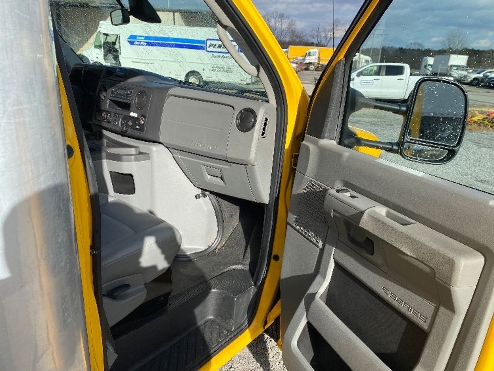 Light Duty Box Truck-Light and Medium Duty Trucks-Ford-2022-E350-Cleveland-TN-99,755\n\t\tmiles-$ 29,250 - Image 18