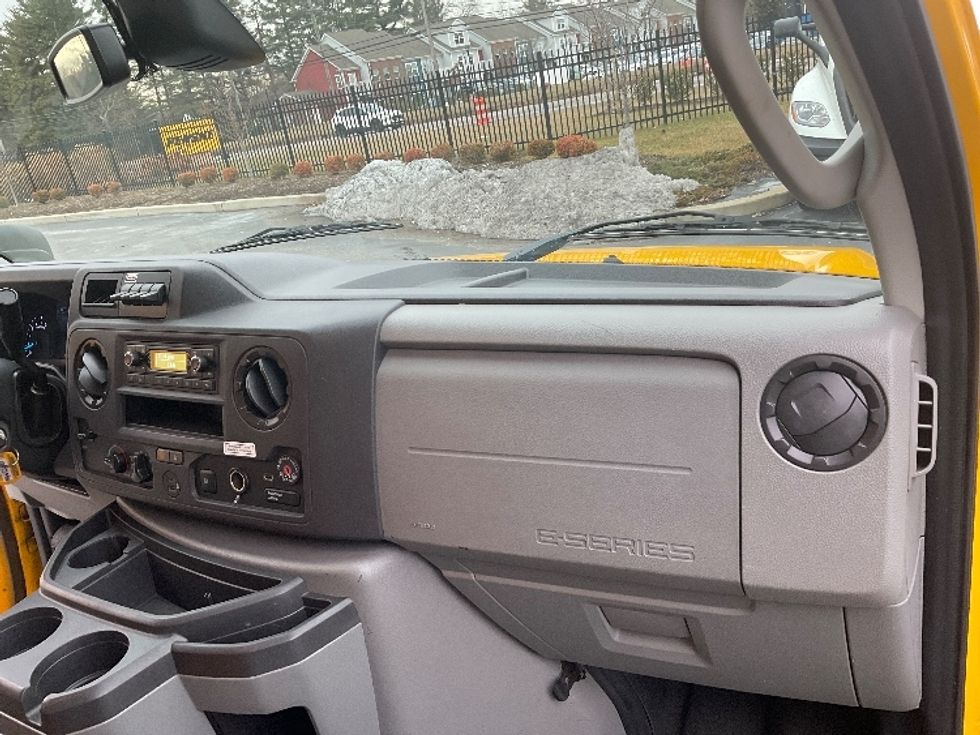 Light Duty Box Truck-Light and Medium Duty Trucks-Ford-2022-E350-Cranbury-NJ-87,743\n\t\tmiles-$ 28,250 - Image 21