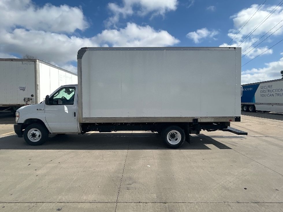 Light Duty Box Truck-Light and Medium Duty Trucks-Ford-2022-E350-Dallas-TX-76,605\n\t\tmiles-$ 34,000 - Image 4
