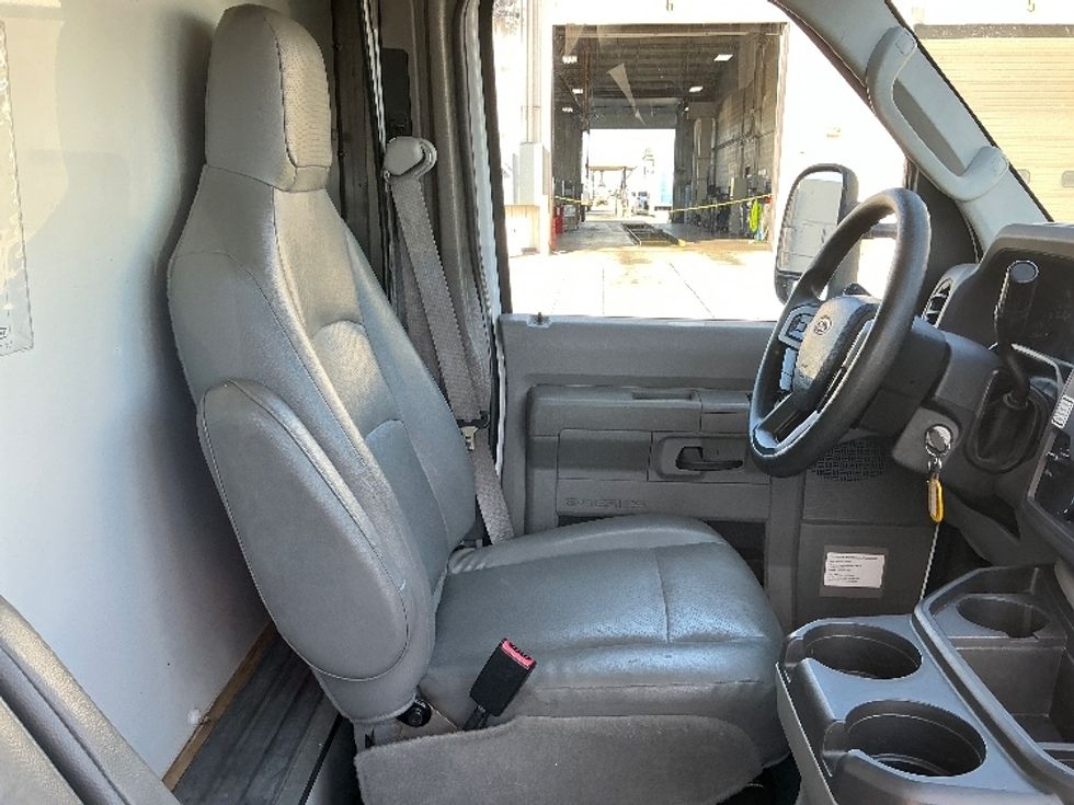 Light Duty Box Truck-Light and Medium Duty Trucks-Ford-2022-E350-Dallas-TX-81,405\n\t\tmiles-$ 33,000 - Image 22