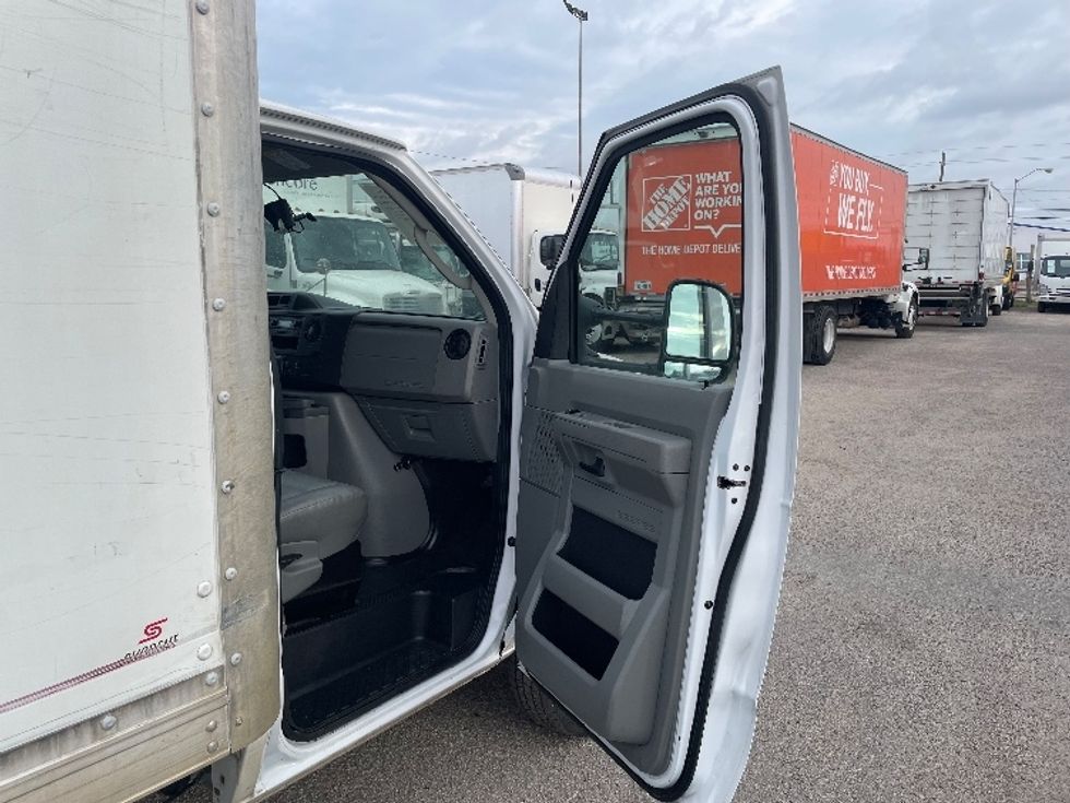 Light Duty Box Truck-Light and Medium Duty Trucks-Ford-2022-E350-Dallas-TX-85,076\n\t\tmiles-$ 32,000 - Image 19