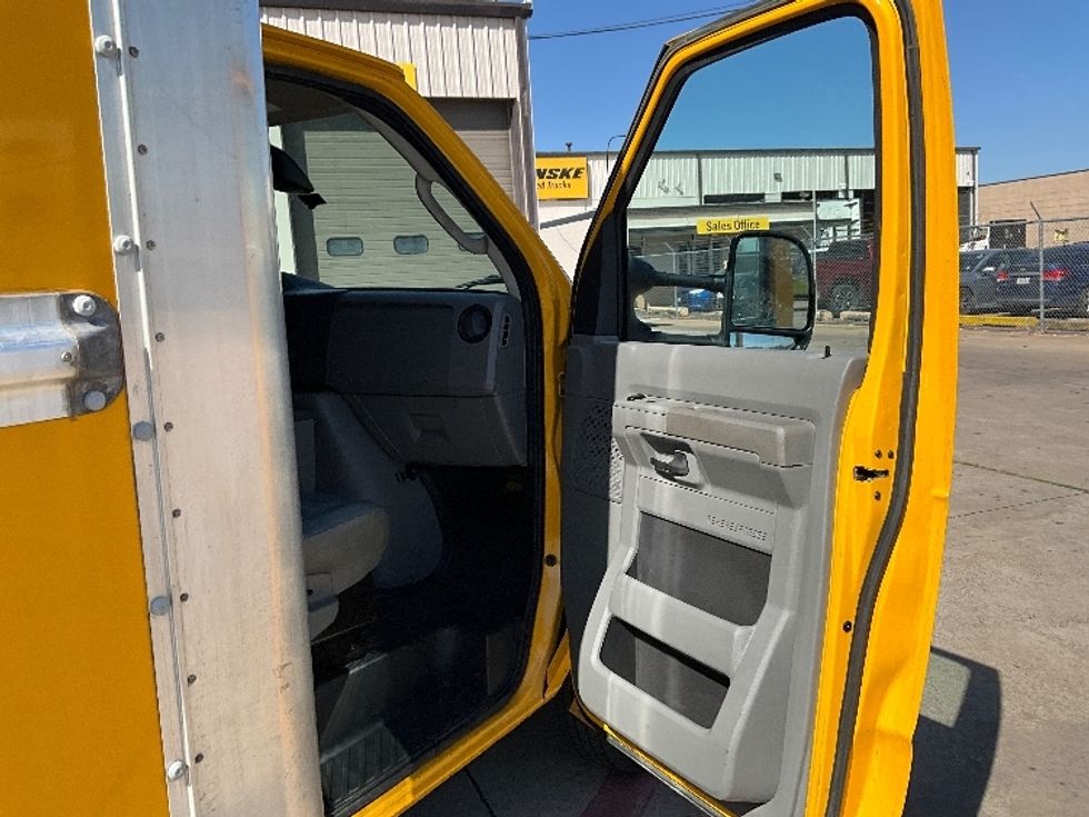 Light Duty Box Truck-Light and Medium Duty Trucks-Ford-2022-E350-Dallas-TX-98,808\n\t\tmiles-$ 27,500 - Image 20