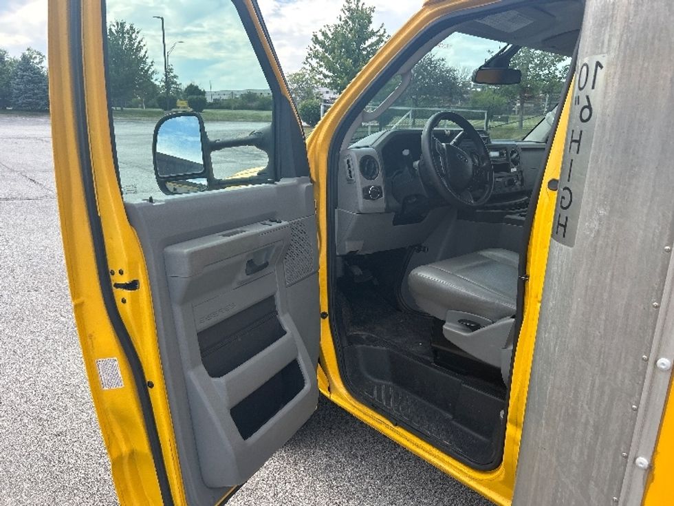 Light Duty Box Truck-Light and Medium Duty Trucks-Ford-2022-E350-Davenport-IA-113,181\n\t\tmiles-$ 26,250 - Image 15