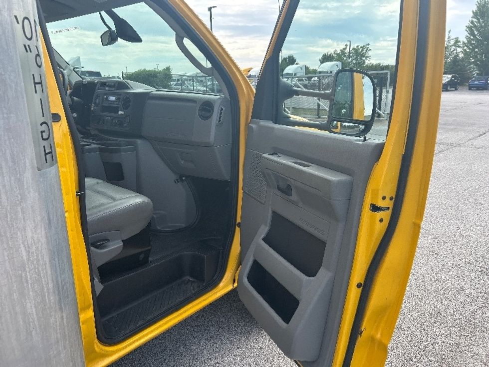 Light Duty Box Truck-Light and Medium Duty Trucks-Ford-2022-E350-Davenport-IA-113,181\n\t\tmiles-$ 26,250 - Image 19