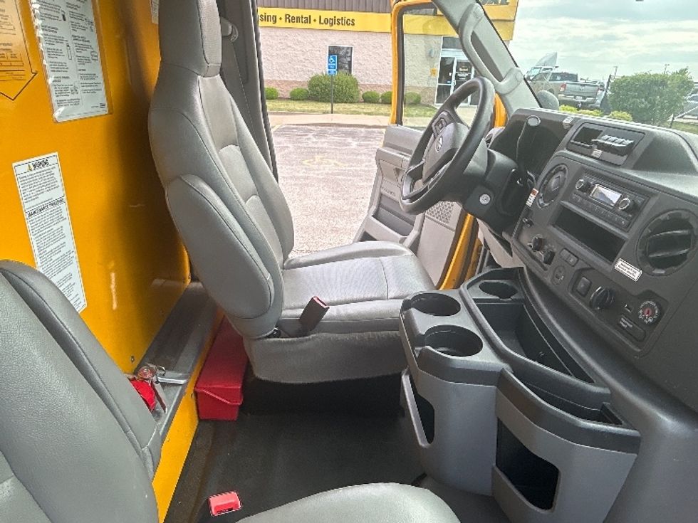 Light Duty Box Truck-Light and Medium Duty Trucks-Ford-2022-E350-Davenport-IA-113,181\n\t\tmiles-$ 26,250 - Image 21