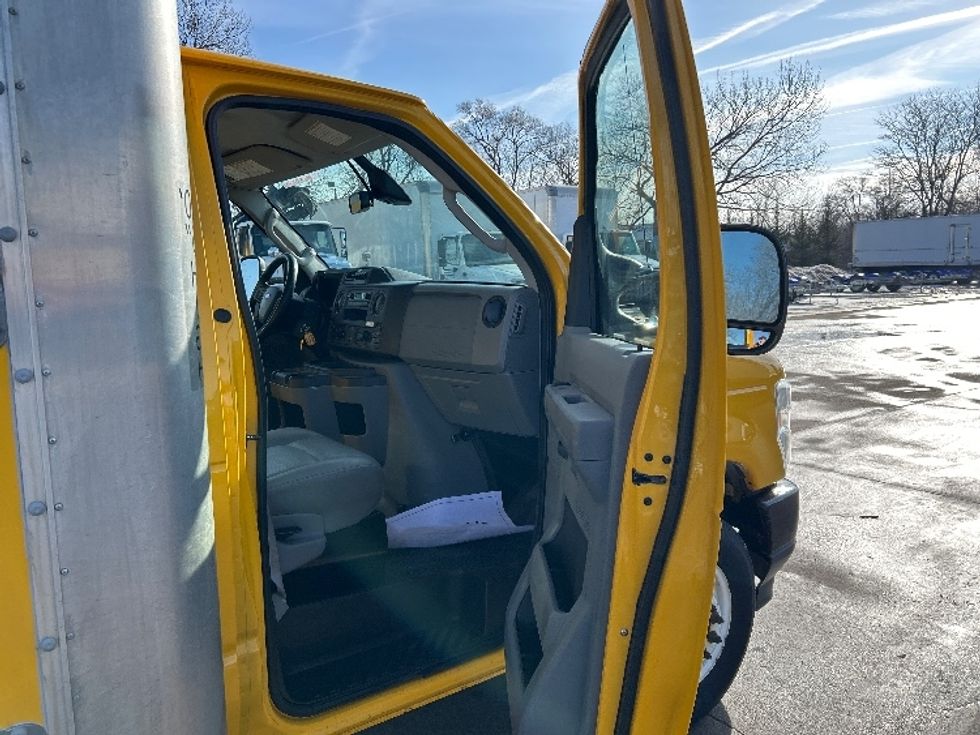 Light Duty Box Truck-Light and Medium Duty Trucks-Ford-2022-E350-Des Moines-IA-93,422\n\t\tmiles-$ 28,250 - Image 17