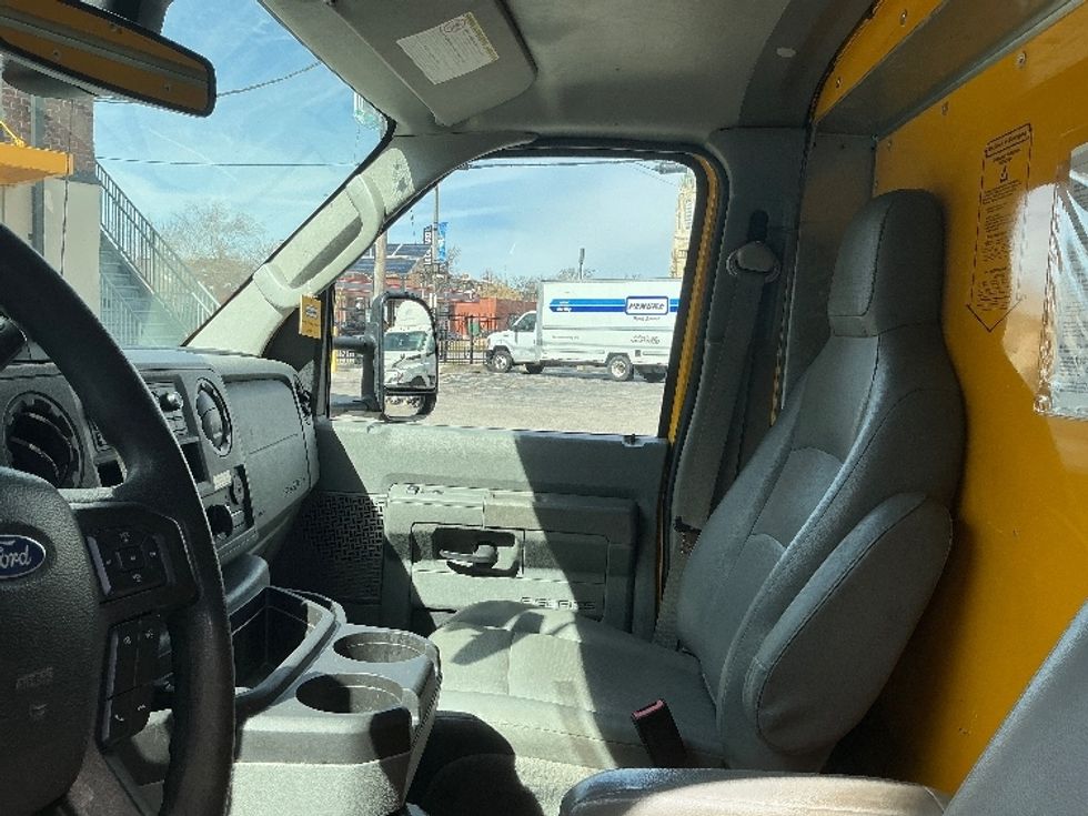 Light Duty Box Truck-Light and Medium Duty Trucks-Ford-2022-E350-Earth City-MO-122,708\n\t\tmiles-$ 24,750 - Image 19