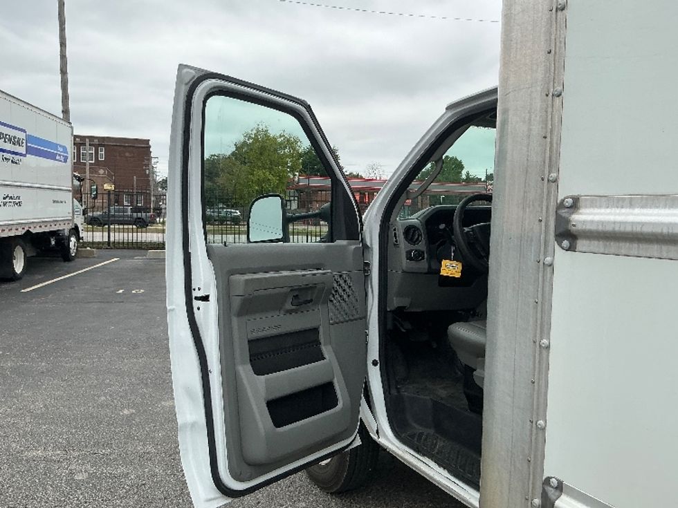 Light Duty Box Truck-Light and Medium Duty Trucks-Ford-2022-E350-Earth City-MO-148,920\n\t\tmiles-$ 23,000 - Image 16