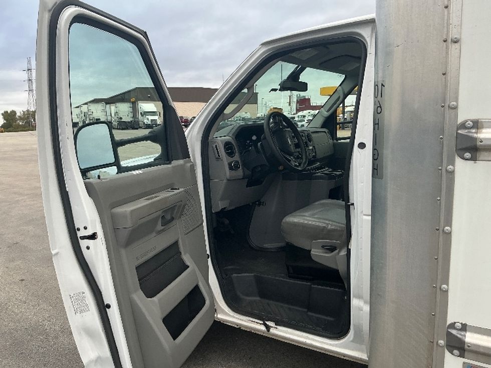 Light Duty Box Truck-Light and Medium Duty Trucks-Ford-2022-E350-East Chicago-IN-101,730\n\t\tmiles-$ 31,500 - Image 16