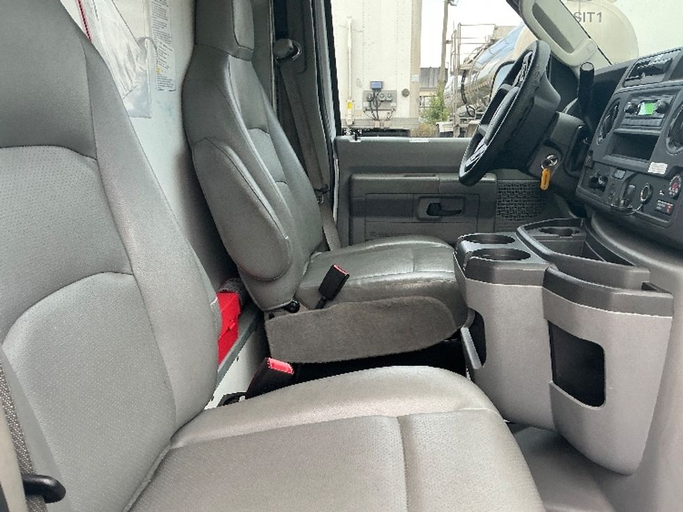 Light Duty Box Truck-Light and Medium Duty Trucks-Ford-2022-E350-East Chicago-IN-101,730\n\t\tmiles-$ 31,500 - Image 22