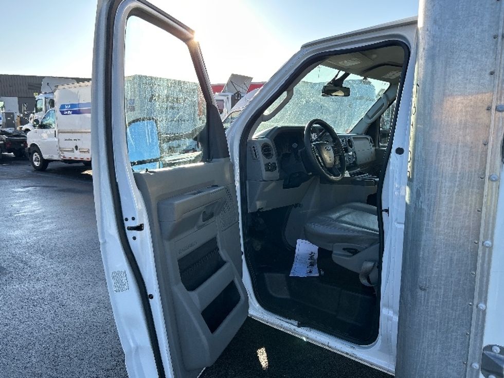 Light Duty Box Truck-Light and Medium Duty Trucks-Ford-2022-E350-East Chicago-IN-102,313\n\t\tmiles-$ 31,000 - Image 16