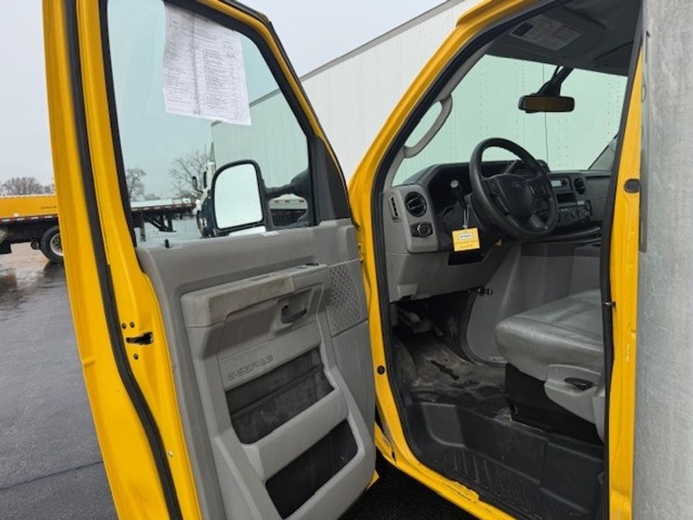 Light Duty Box Truck-Light and Medium Duty Trucks-Ford-2022-E350-East Chicago-IN-115,651\n\t\tmiles-$ 25,750 - Image 16