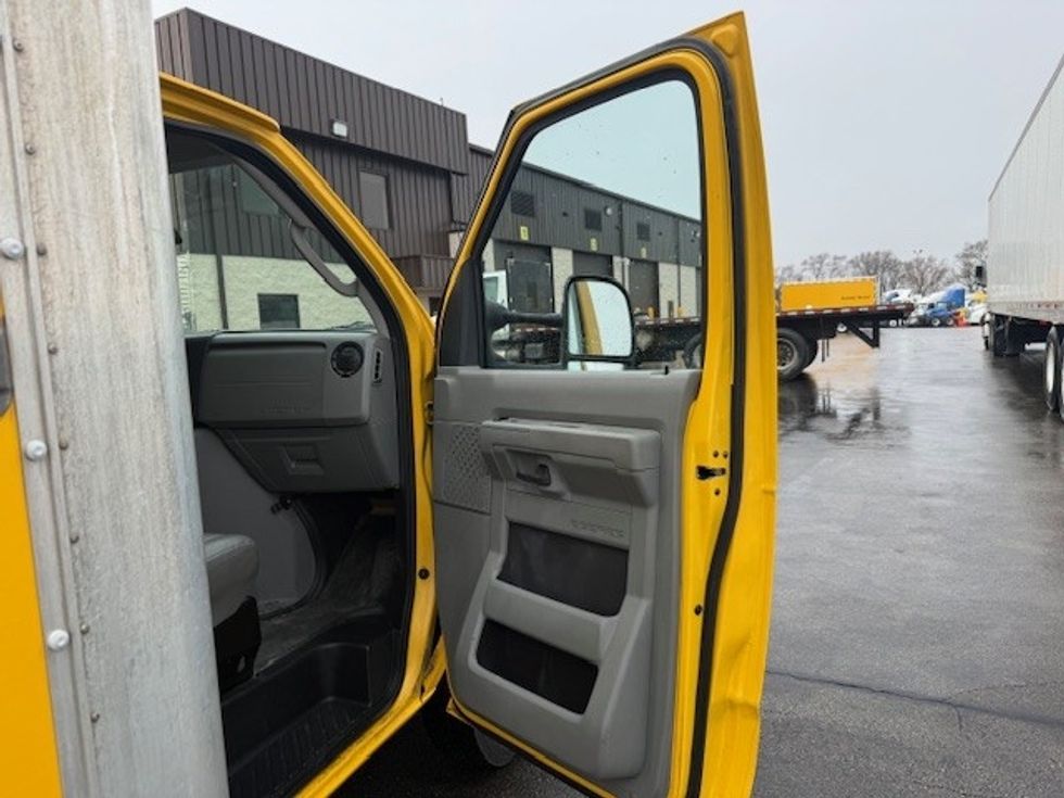 Light Duty Box Truck-Light and Medium Duty Trucks-Ford-2022-E350-East Chicago-IN-115,651\n\t\tmiles-$ 25,750 - Image 20