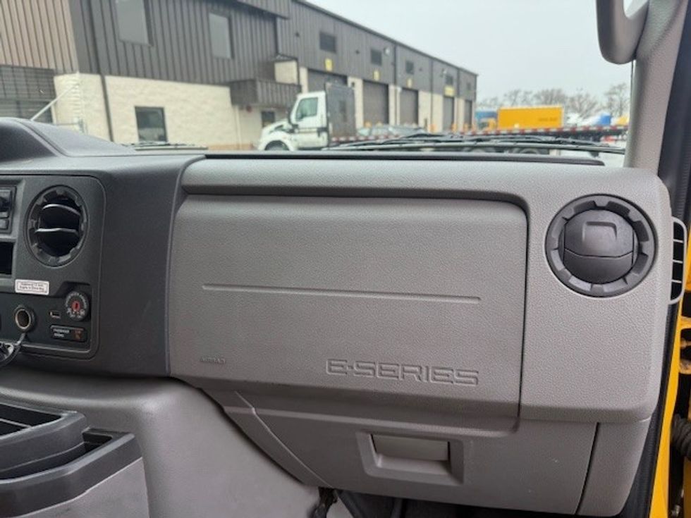 Light Duty Box Truck-Light and Medium Duty Trucks-Ford-2022-E350-East Chicago-IN-115,651\n\t\tmiles-$ 25,750 - Image 21