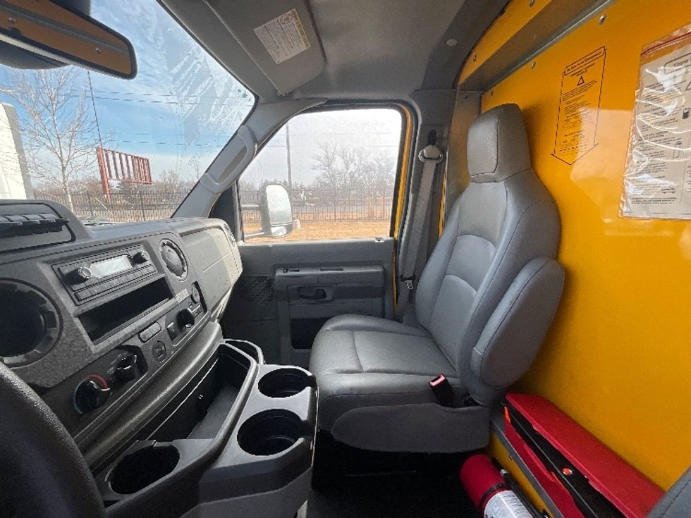 Light Duty Box Truck-Light and Medium Duty Trucks-Ford-2022-E350-East Chicago-IN-119,177\n\t\tmiles-$ 25,250 - Image 16
