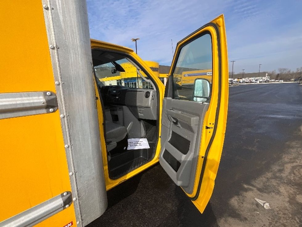 Light Duty Box Truck-Light and Medium Duty Trucks-Ford-2022-E350-East Chicago-IN-119,177\n\t\tmiles-$ 25,250 - Image 17