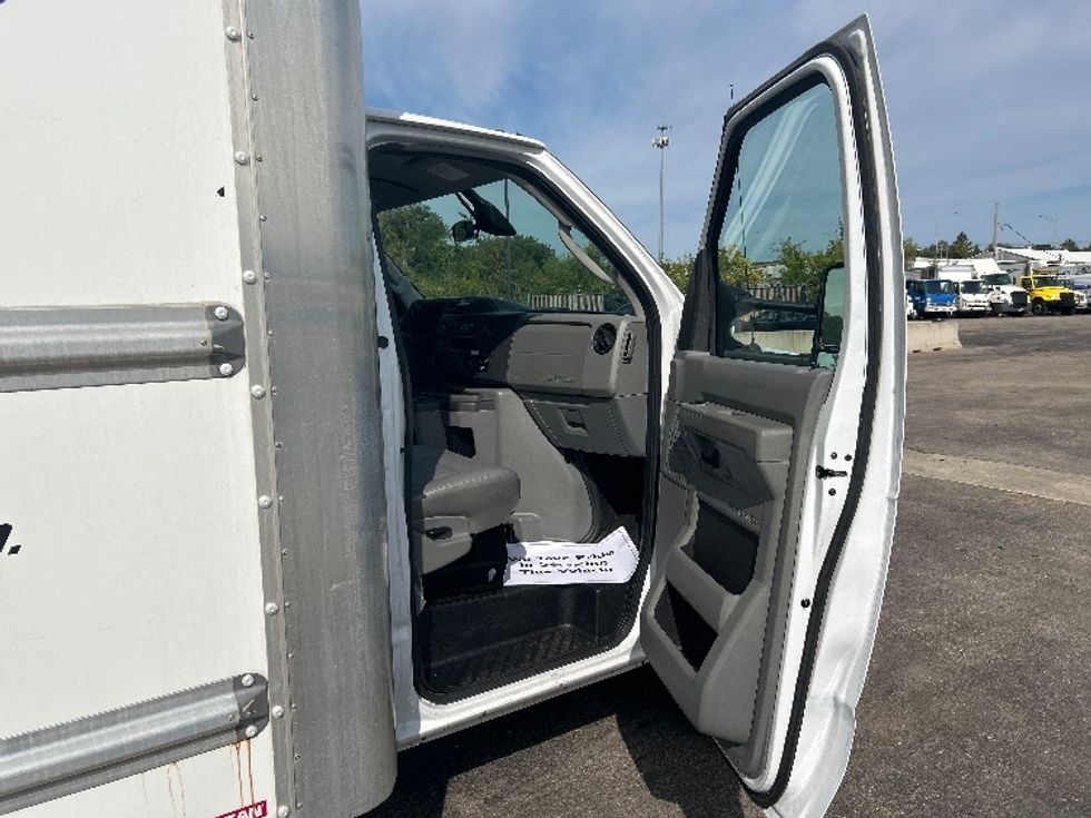 Light Duty Box Truck-Light and Medium Duty Trucks-Ford-2022-E350-East Chicago-IN-56,910\n\t\tmiles-$ 36,250 - Image 18