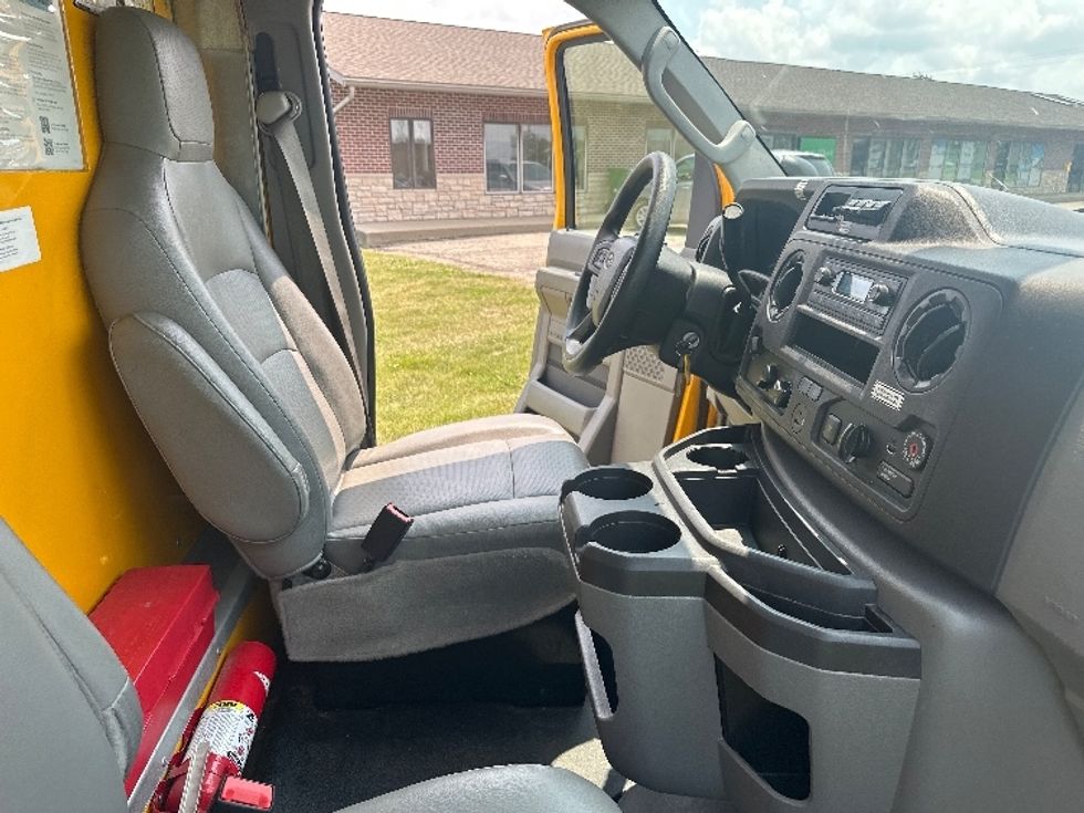 Light Duty Box Truck-Light and Medium Duty Trucks-Ford-2022-E350-East Chicago-IN-75,918\n\t\tmiles-$ 39,000 - Image 21