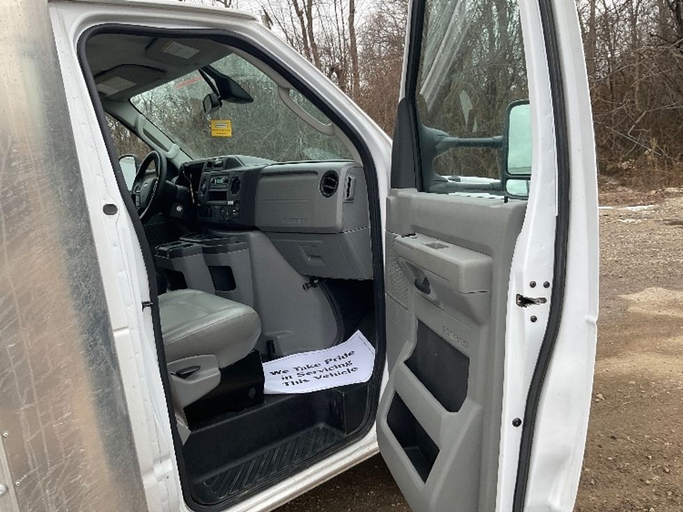 Light Duty Box Truck-Light and Medium Duty Trucks-Ford-2022-E350-East Chicago-IN-82,394\n\t\tmiles-$ 39,250 - Image 20