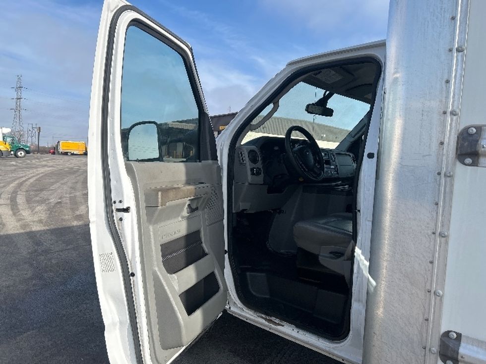 Light Duty Box Truck-Light and Medium Duty Trucks-Ford-2022-E350-East Chicago-IN-88,510\n\t\tmiles-$ 32,750 - Image 15