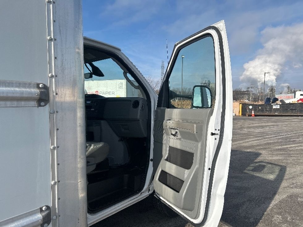 Light Duty Box Truck-Light and Medium Duty Trucks-Ford-2022-E350-East Chicago-IN-88,510\n\t\tmiles-$ 32,750 - Image 19