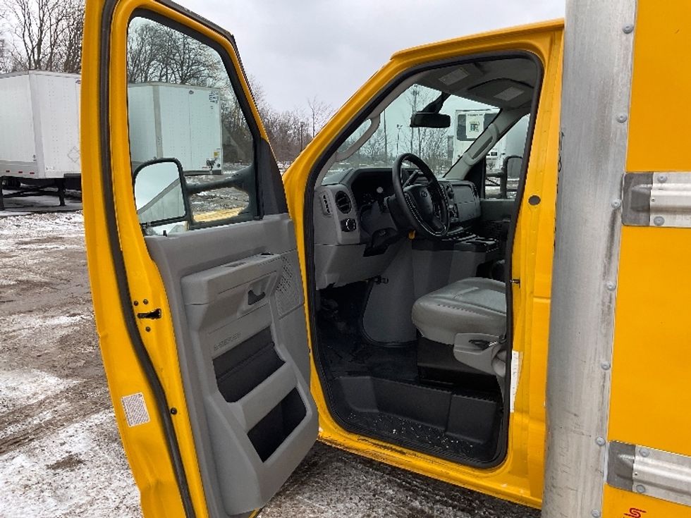 Light Duty Box Truck-Light and Medium Duty Trucks-Ford-2022-E350-East Chicago-IN-93,771\n\t\tmiles-$ 29,000 - Image 13