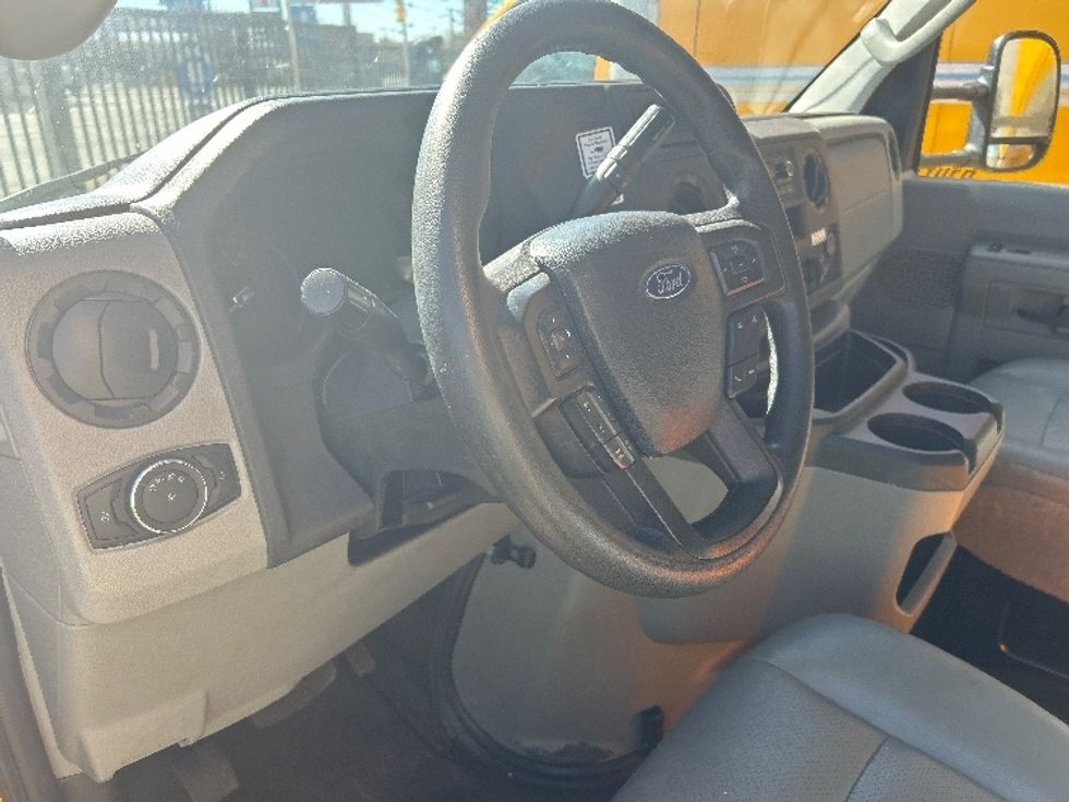 Light Duty Box Truck-Light and Medium Duty Trucks-Ford-2022-E350-El Centro-CA-121,978\n\t\tmiles-$ 25,250 - Image 17