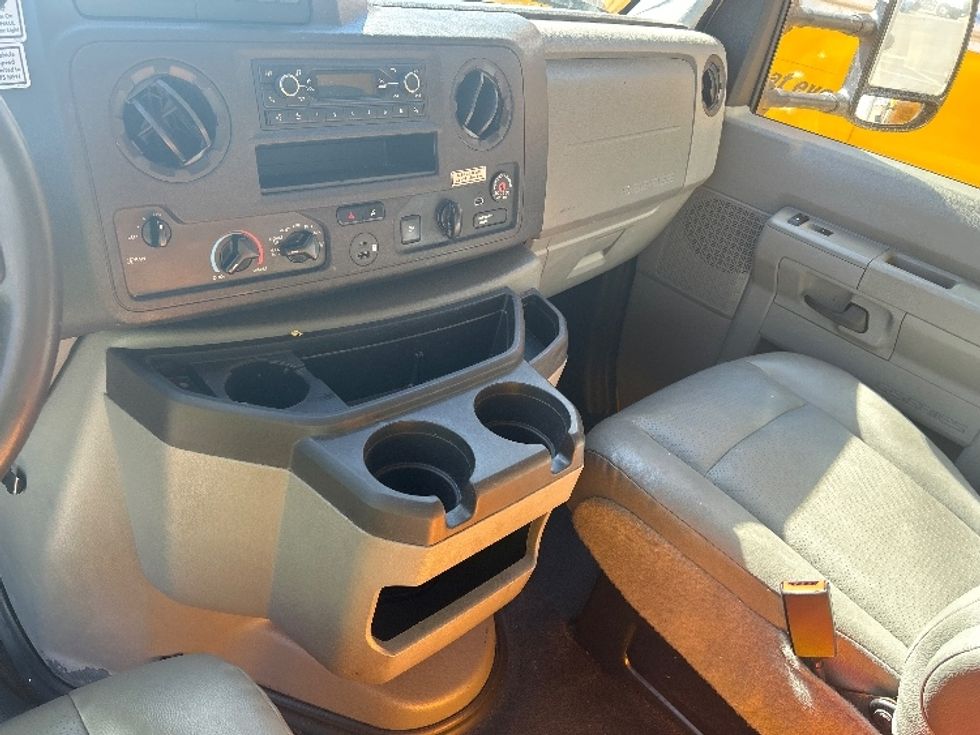 Light Duty Box Truck-Light and Medium Duty Trucks-Ford-2022-E350-El Centro-CA-121,978\n\t\tmiles-$ 25,250 - Image 19