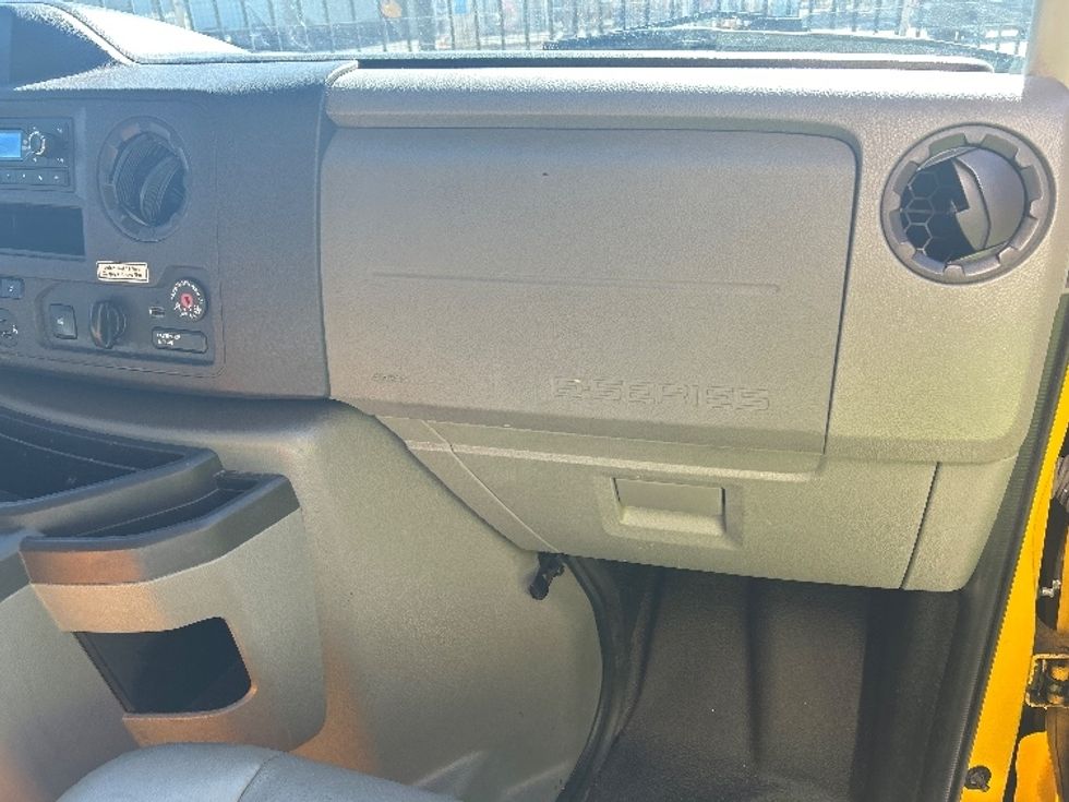 Light Duty Box Truck-Light and Medium Duty Trucks-Ford-2022-E350-El Centro-CA-121,978\n\t\tmiles-$ 25,250 - Image 21