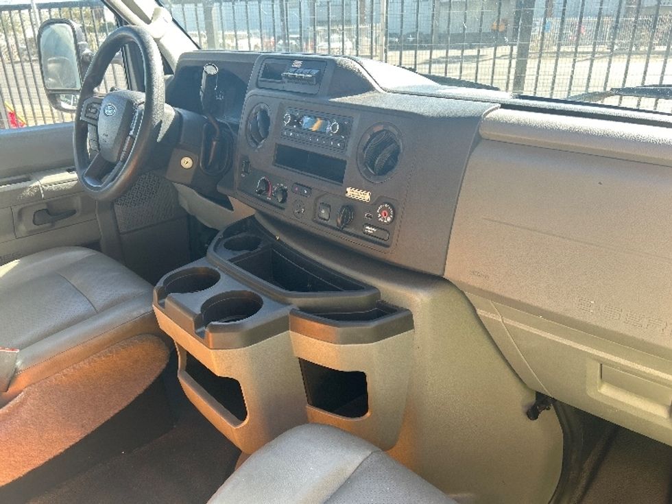 Light Duty Box Truck-Light and Medium Duty Trucks-Ford-2022-E350-El Centro-CA-121,978\n\t\tmiles-$ 25,250 - Image 22