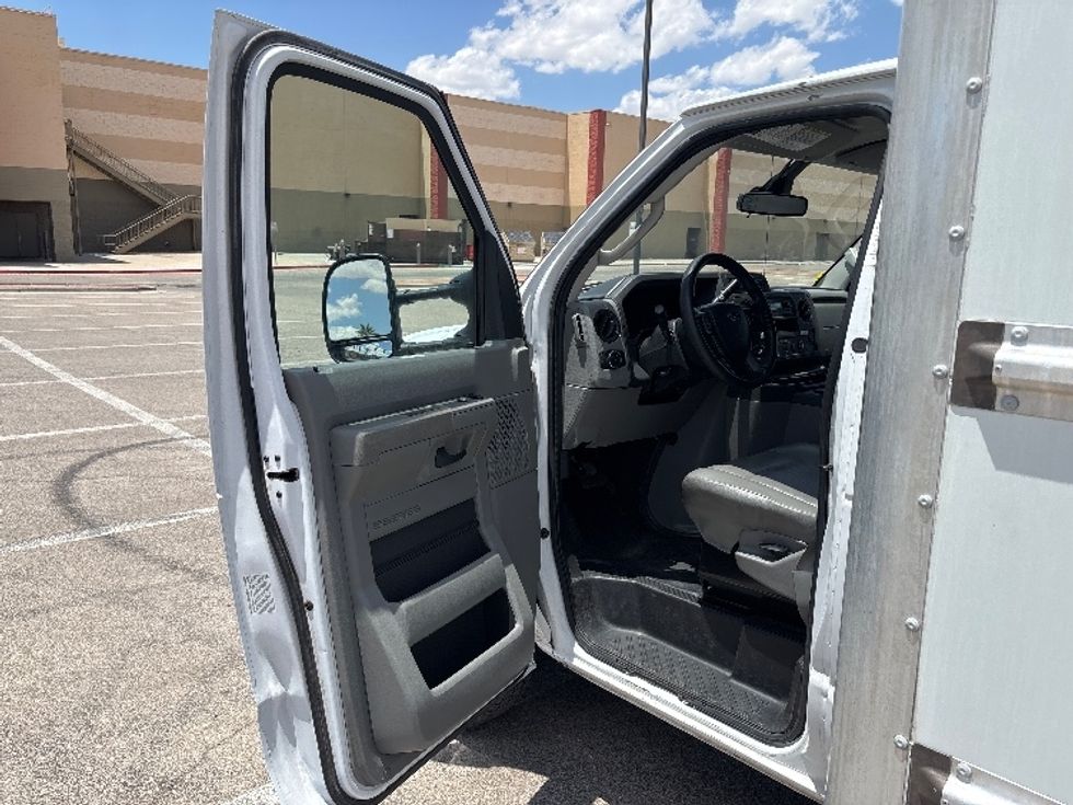 Light Duty Box Truck-Light and Medium Duty Trucks-Ford-2022-E350-El Paso-TX-131,865\n\t\tmiles-$ 26,000 - Image 15