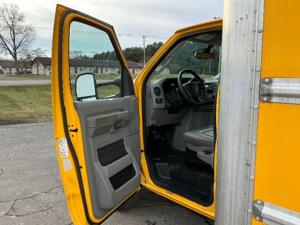 Light Duty Box Truck-Light and Medium Duty Trucks-Ford-2022-E350-Elkhart-IN-86,671\n\t\tmiles-$ 28,500 - Image 15