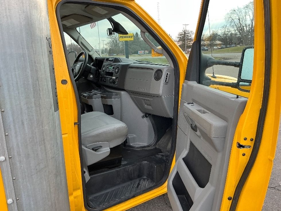 Light Duty Box Truck-Light and Medium Duty Trucks-Ford-2022-E350-Elkhart-IN-86,671\n\t\tmiles-$ 28,500 - Image 19