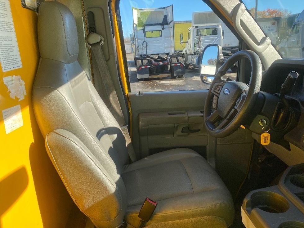 Light Duty Box Truck-Light and Medium Duty Trucks-Ford-2022-E350-Elmsford-NY-118,862\n\t\tmiles-$ 25,250 - Image 22