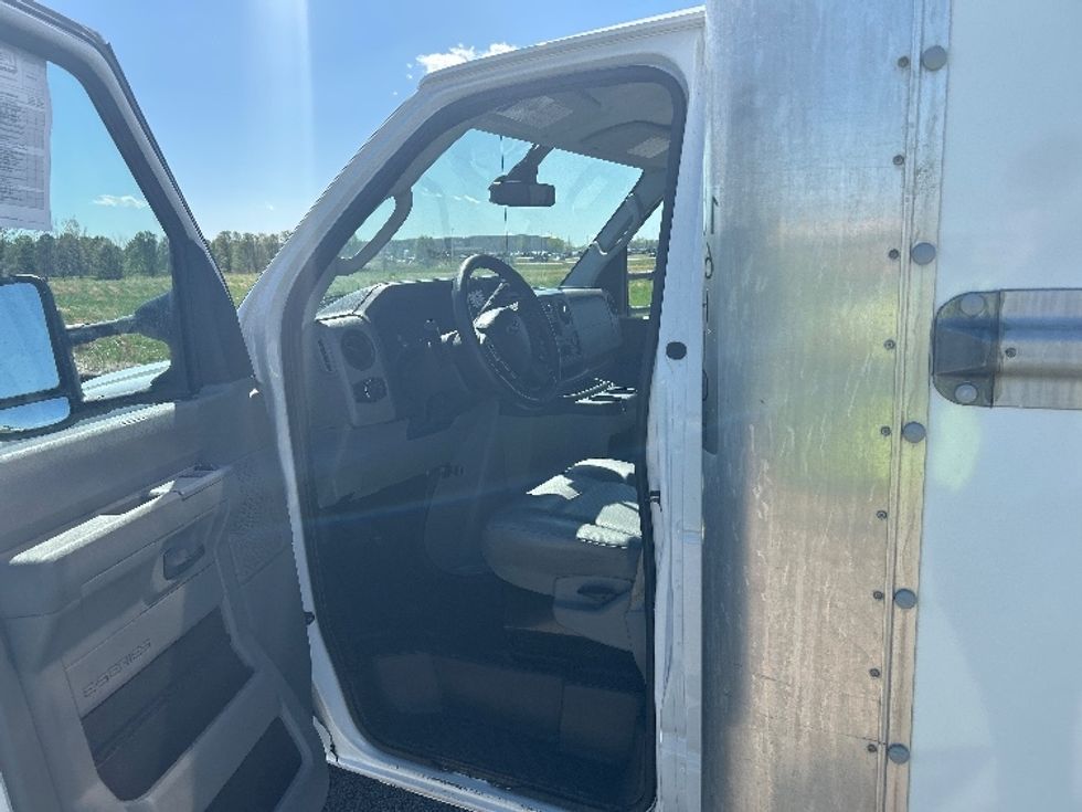 Light Duty Box Truck-Light and Medium Duty Trucks-Ford-2022-E350-Evansville-IN-100,790\n\t\tmiles-$ 29,250 - Image 17