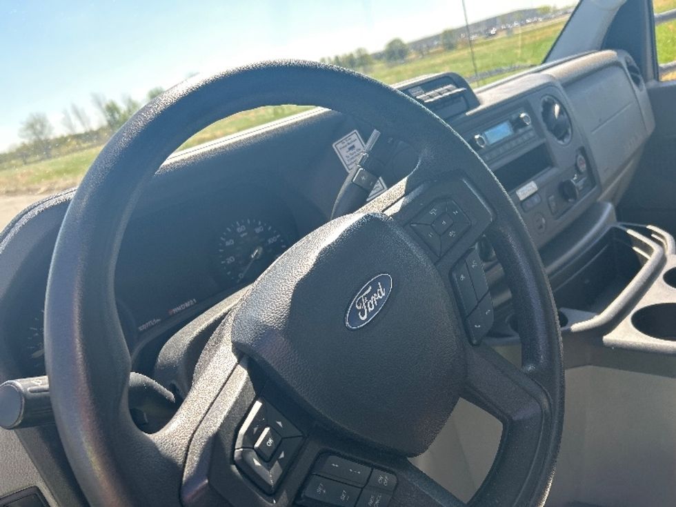 Light Duty Box Truck-Light and Medium Duty Trucks-Ford-2022-E350-Evansville-IN-100,790\n\t\tmiles-$ 29,250 - Image 18
