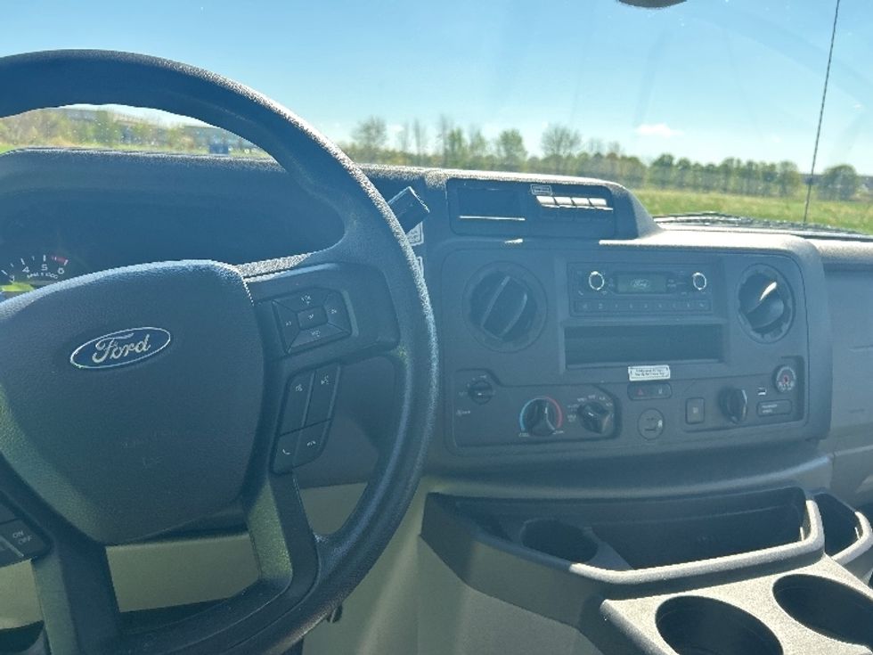 Light Duty Box Truck-Light and Medium Duty Trucks-Ford-2022-E350-Evansville-IN-100,790\n\t\tmiles-$ 29,250 - Image 19