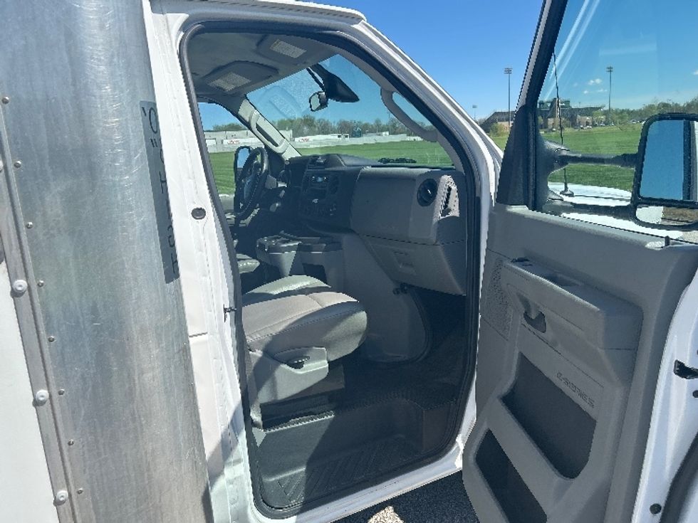 Light Duty Box Truck-Light and Medium Duty Trucks-Ford-2022-E350-Evansville-IN-100,790\n\t\tmiles-$ 29,250 - Image 20