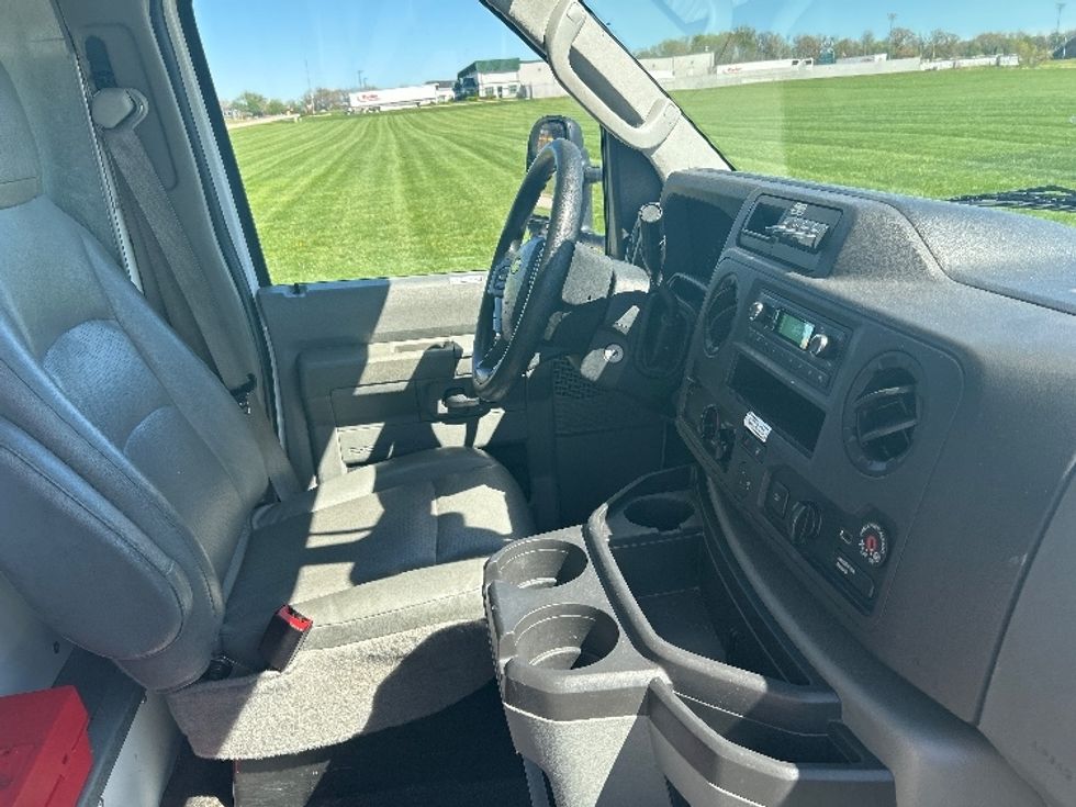 Light Duty Box Truck-Light and Medium Duty Trucks-Ford-2022-E350-Evansville-IN-100,790\n\t\tmiles-$ 29,250 - Image 22