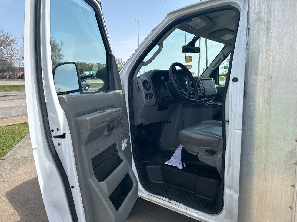 Light Duty Box Truck-Light and Medium Duty Trucks-Ford-2022-E350-Evansville-IN-96,769\n\t\tmiles-$ 30,750 - Image 16
